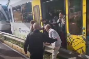 Επιβάτες βγαίνουν από τον συρμό του Προαστιακού που εκτροχιάστηκε