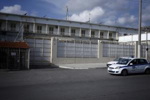 Περιπολικό μπροστά από φυλακή