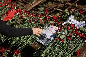 Λουλούδια στο Πολυτεχνείο για την επέτειο