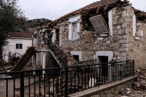 κατεστραμμένο σπίτι από σεισμό
