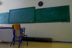 Πίνακας σε σχολική αίθουσα και μια καρέκλα μπροστά δίπλα στην έδρα