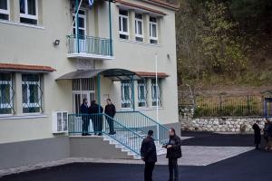 Άνθρωποι σε αυλή σχολείου