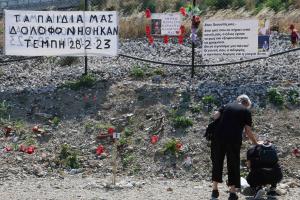 Λουλούδια στα Τέμπη