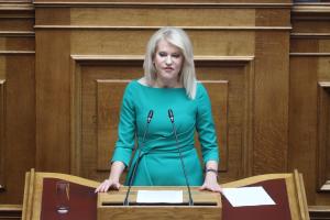 Η Θεοδώρα Τζάκρη στο βήμα της Βουλής