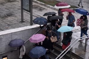βροχή κακοκαιρία φθινόπωρο ομπρέλα