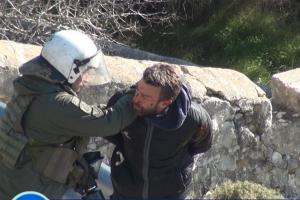 Ο ΜΑΤατζής ξυλοκοπά πολίτη