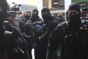 Ο 18χρνος κατηγορούμενος ανάμεσα σε αστυνομικούς