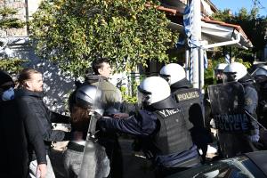 Αστυνομικοί σε έξωση οικογένειας από το σπίτι τους συγκρούονται με αλληλέγγυο κόσμο