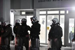ΜΑΤ έξω από τα δικαστήρια Πειραιά