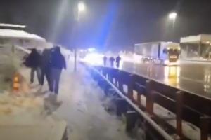 Επιβάτες στα διόδια στα χιόνια