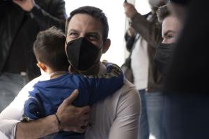 Ο Στέφανος Κασσελάκης αγκαλιά με παιδί