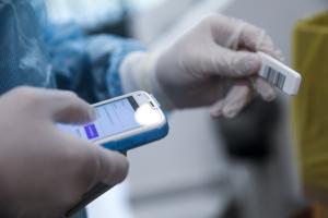 Γιατρός κρατά τεστ για κορωνοϊό στα χέρια