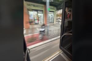 Λεωοφορείο του ΟΑΣΘ με ανοιχτές τις πόρτες
