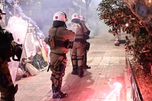 ΜΑΤ στο μνημείο του Γρηγορόπουλου στα Εξάρχεια