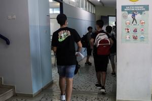 Μαθητές έξω από σχολική τάξη