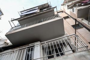 Η πολυκατοικία στο Νέο Κόσμο από όπου έπεσε η 35χρονη