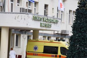 Ασθενοφόρο έξω από το νοσοκομείο Ναυπλίου
