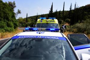 Περιπολικό και ασθενοφόρο στον δρόμο