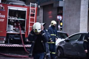 Πυροσβέστες δίπλα από όχημα της υπηρεσίας