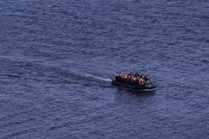 Πρόσφυγες σε βάρκα μέσα στην θάλασσα