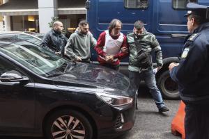 Ο γυναικοκτόνος συνοδεία αστυνομικών έξω από το δικαστήριο