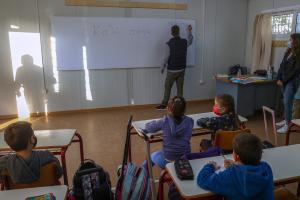 Μαθητές σε τάξη σχολείου
