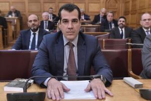 Ο Θάνος Πλεύρης καθισμένος σε έδρανα της βουλής στην εξεταστική Επιτροπή για Τέμπη