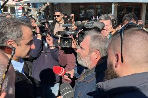 Ο Κυριάκος Μητσοτάκης και αγρότες