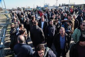 Αγρότες και τρακτέρ στην εθνική οδό