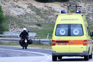 Ασθενοφόρο και μπροστά αστυνομικός με μηχανή