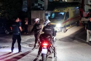 Μηχανές της αστυνομίας και ασθενοφόρο