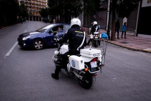 Αστυνομικός με μηχανή