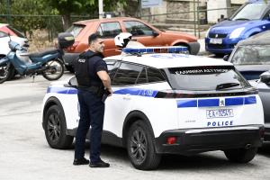 Αστυνομικός δίπλα σε περιπολικό
