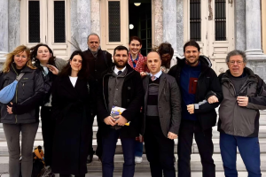 Άνθρωποι έξω από τα δικαστήρια Λέσβου