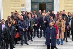 Δημοσιογράφοι έξω από τα δικαστήρια