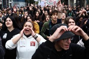 Φοιτητές κάνουν πορεία
