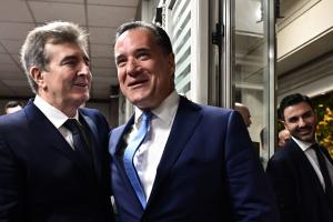 Ο Άδωνις Γεωργιάδης με τον Μιχάλη Χρυσοχοΐδη και στο βάθος ο Σταμάτης Πουλής