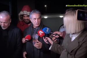 Ο Γιώργος Νταλάρας μιλά σε δημοσιογράφους