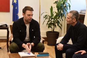 Ο Στέφανος Κασσελάκης με εργαζόμενους της Τράπεζας Πειραιώς
