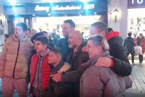 Ο Κασσελάκης βγάζει φωτογραφία με Έλληνες στην πλατεία Ταξίμ