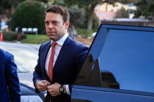 Ο Στέφανος Κασσελάκης βγαίνει από αυτοκίνητο