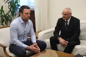 Ο Στέφανος Κασσελάκης με τον πρέσβη του Ισραήλ Noam Katz