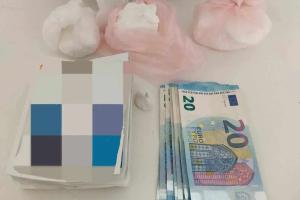 Χρήματα και ναρκωτικά που κατασχέθηκαν από την αστυνομία