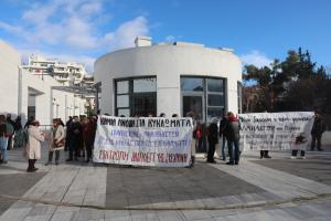 Πανό έξω από το δικαστήριο για την υπόθεση της 12χρονης