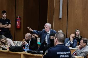 Ο ναζιστικός χαιρετισμός του Κωνσταντίνου Πλεύρη στη δικαστική αίθουσα
