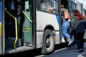 Επιβάτες σε λεωφορείο