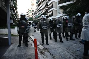ΜΑΤ έξω από το σπίτι της Ιωάννας Κολοβού