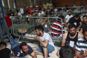 Διασωθέντες μετανάστες στο πολύνεκρο ναυάγιο της Πύλου