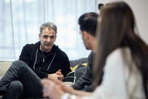 Ο Κυριάκος Μητσοτάκης σε σπίτι ζευγαριού στο Γαλάτσι