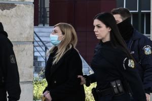 H Ρούλα Πισπιρίγκου με μάσκα